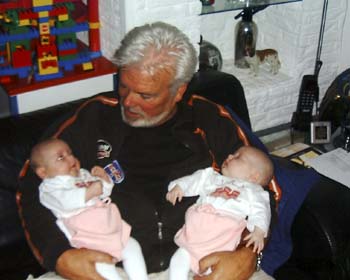 Samen bij opa en onder douche met papa 02-10-2004