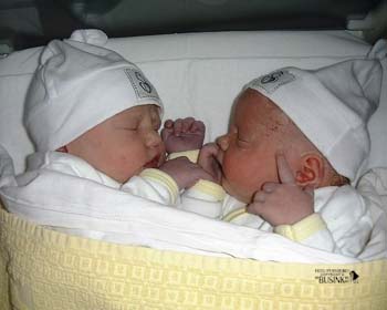 Kimberly en Isabella in het ziekenhuis net na de geboorte 11-08-2004