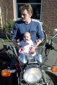 Isabella op de motorfiets van peet 11-04-2005
