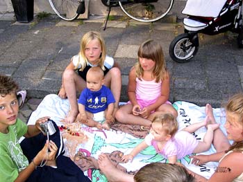 buurt kinderen voor op straat 22-06-2005