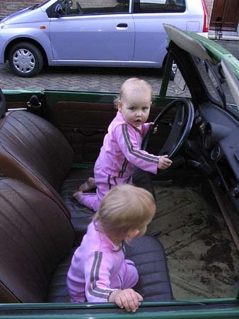 De meisjes in de cabrio Trabant 09-06-2006