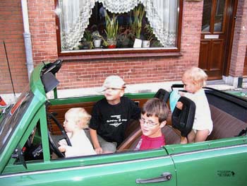 De meiden zijn weg van de Trabant Cabrio 20-06-2006