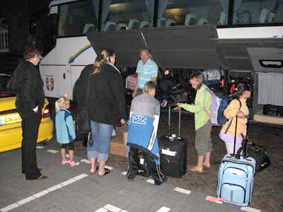 Vertrek van onze 4 vakantie kinderen terug naar Bosnie snifff 15-08-2008