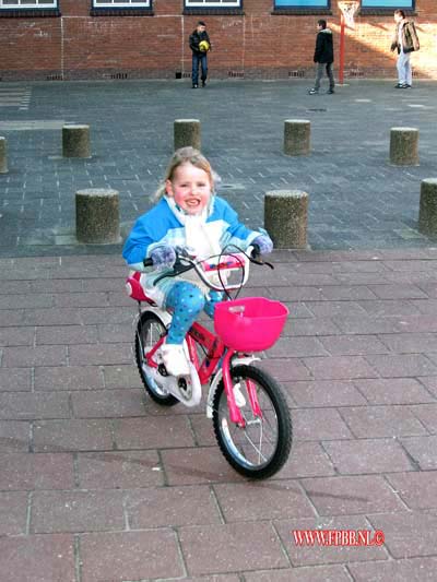 Kimberly kan ook zonder zijwieltjes fietsen 09-03-2010