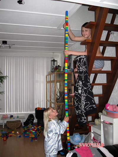 Bruce en Isabella met hoge toren van Lego bloken 09-05-2010