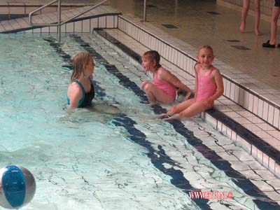 Voor het eerst zwemles voor Kimberly en Isabella 17-05-2010