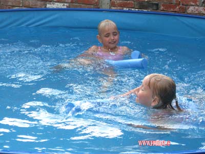 Filpmjes Zwembad Kim en Isa 07-2010