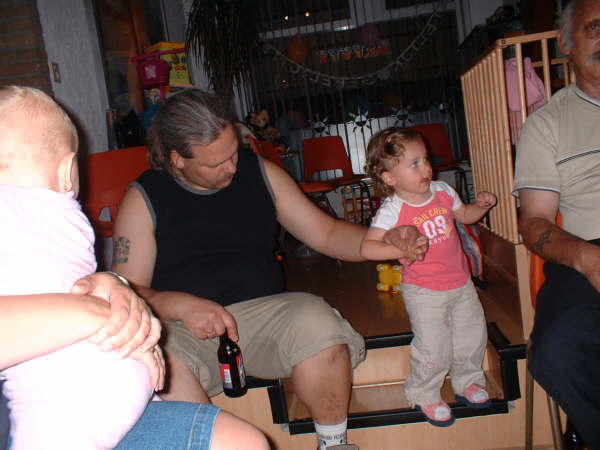 OOO wat doet papa nou op de verjaardag Kimberly en Isabella 11-08-2005