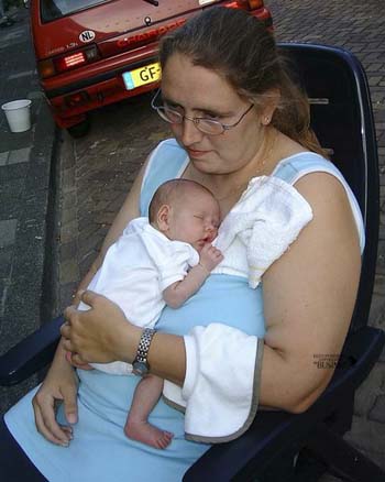 lekker in de zon voor op straat met de buren 05-09-2004