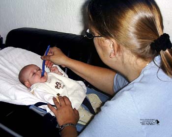 het eerste fruit hapje voor Kimberly en Isabella 13-10-2004