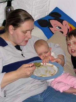 effen het eten van papa en mama proberen 27-02-2005