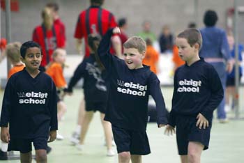 scholen korfbaltoernooi bij Deetos Bruce en de Weizigtschool 19-03-2005