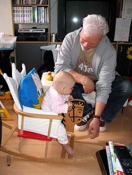 effen met opa hobbelen op onze paard 19-03-2005