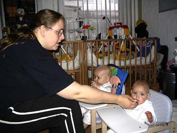 kijk wij eten in onze nieuwe stoeltjes das makelijk 28-03-2005