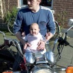 Isabella op de motorfiets van peet 11-04-2005