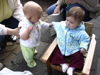 onze nieuwe stoeltje voor buiten ons buurmeisje Irene test ze uit 25-04-2005