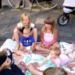 buurt kinderen voor op straat 22-06-2005