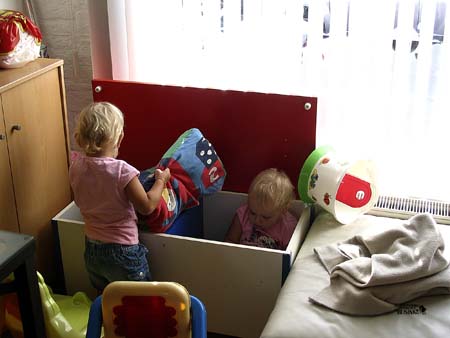 Isabella en Kimberly aan het spelen in woonkamer 17-09-2006