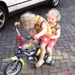 Samen op een grote fiets de wereld rond fietsen 14-04-2007