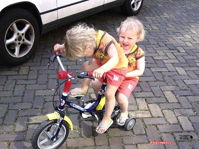 Samen op een grote fiets de wereld rond fietsen 14-04-2007