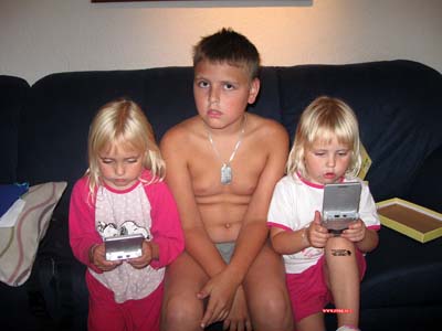 De meiden krijgen allebei en eigen gameboy 07-09-2008