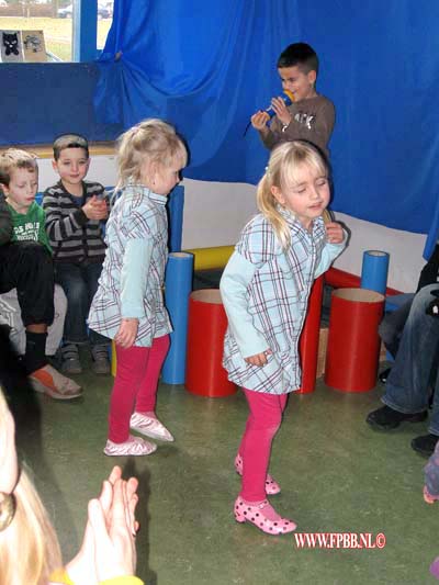 Toneel stuk op school klas Kimberly en Isabella 08-02-2010