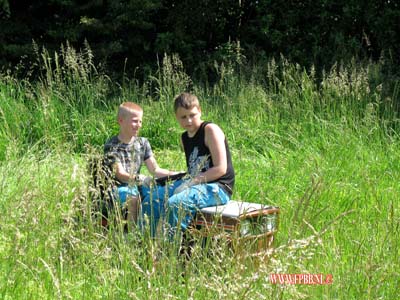 Meno en bruce in de loods met grasmaaier 05-06-2010