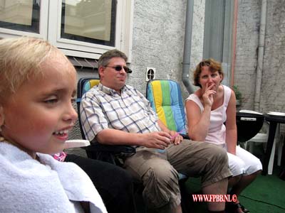 Dirk en Jose op de BBQ kids in zwembad 13-07-2010