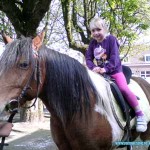 Kim en Isa op een Paard 18-04-2010