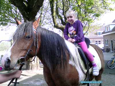 Kim en Isa op een Paard 18-04-2010