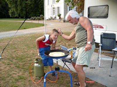 Bruce met Opa en Oma Busink op vakantie in frankrijk 21-08-2008