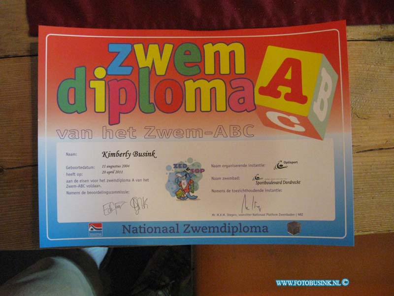 A Diploma zwemmen Kimberly en Isabella 20-04-2011