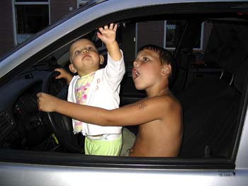 he we gaan zelf wel auto rijden 04-08-2005